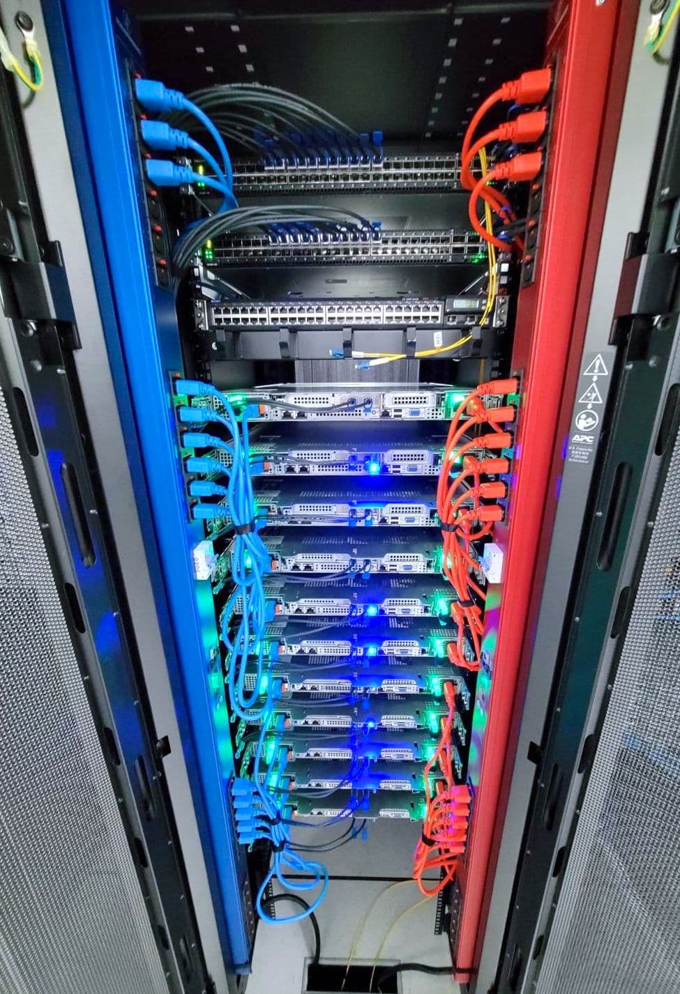 ラック内でA系・B系の2系統から給電されている電源タップ